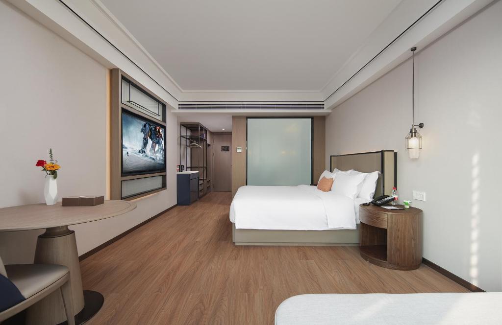 Postel nebo postele na pokoji v ubytování Mehood Lestie International Hotel Linhexi Guangzhou East Railway Station Branch - Free Shuttle Bus to Canton Fair Complex During Canton Fair Period & Free afternoon tea & Free midnight snack & Free VPN Internet Access