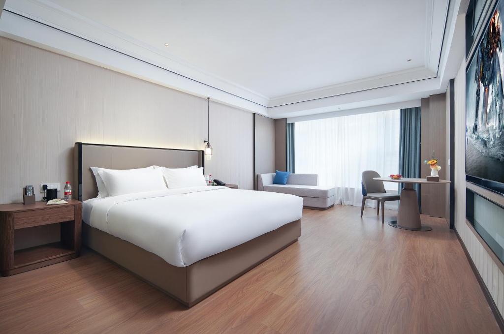 Postel nebo postele na pokoji v ubytování Mehood Lestie International Hotel Linhexi Guangzhou East Railway Station Branch - Free Shuttle Bus to Canton Fair Complex During Canton Fair Period & Free afternoon tea & Free midnight snack & Free VPN Internet Access