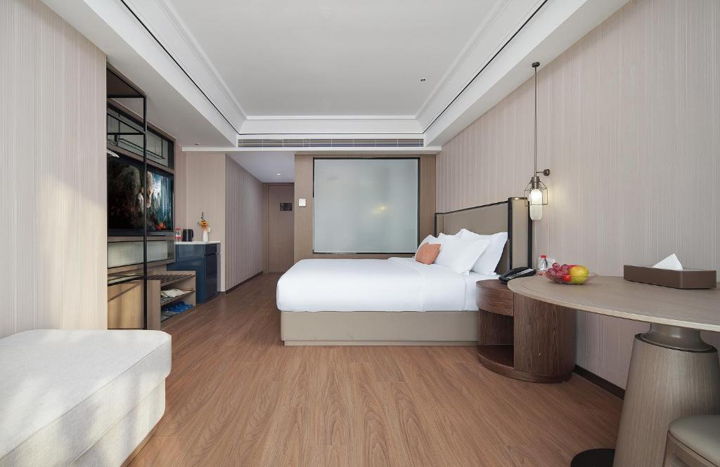 Postel nebo postele na pokoji v ubytování Mehood Lestie International Hotel Linhexi Guangzhou East Railway Station Branch - Free Shuttle Bus to Canton Fair Complex During Canton Fair Period & Free afternoon tea & Free midnight snack & Free VPN Internet Access