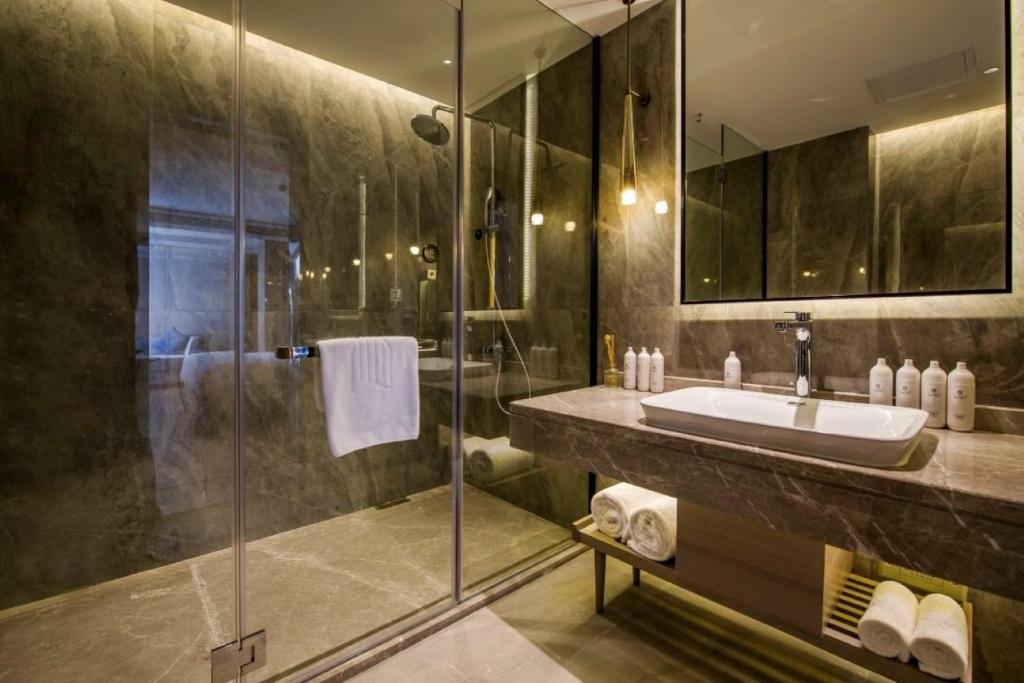 Koupelna v ubytování Mehood Lestie International Hotel Linhexi Guangzhou East Railway Station Branch - Free Shuttle Bus to Canton Fair Complex During Canton Fair Period & Free afternoon tea & Free midnight snack & Free VPN Internet Access