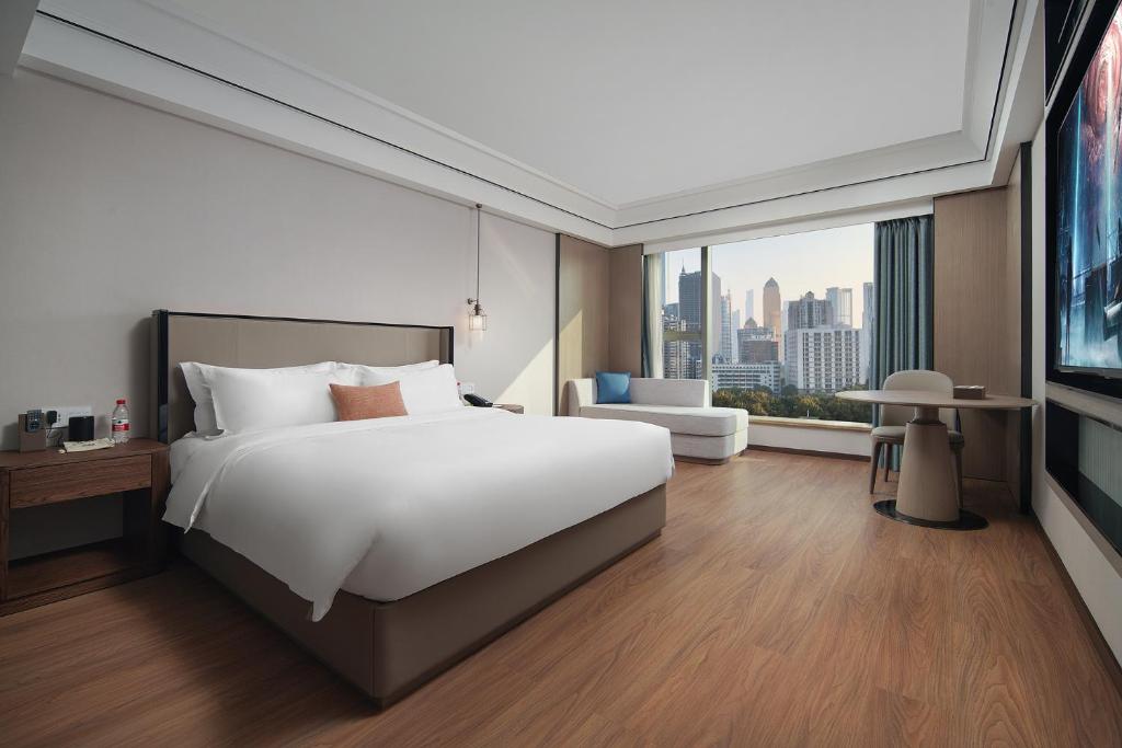 Postel nebo postele na pokoji v ubytování Mehood Lestie International Hotel Linhexi Guangzhou East Railway Station Branch - Free Shuttle Bus to Canton Fair Complex During Canton Fair Period & Free afternoon tea & Free midnight snack & Free VPN Internet Access