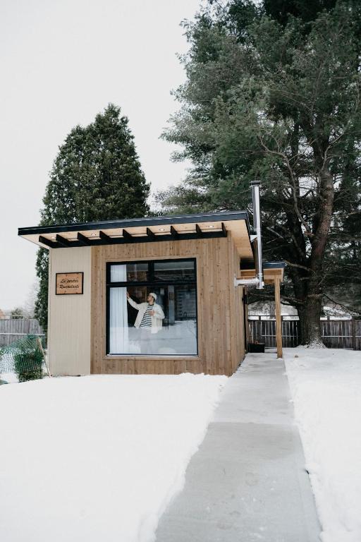 a small building with a man in a window at Le 2800 du Parc in Shawinigan