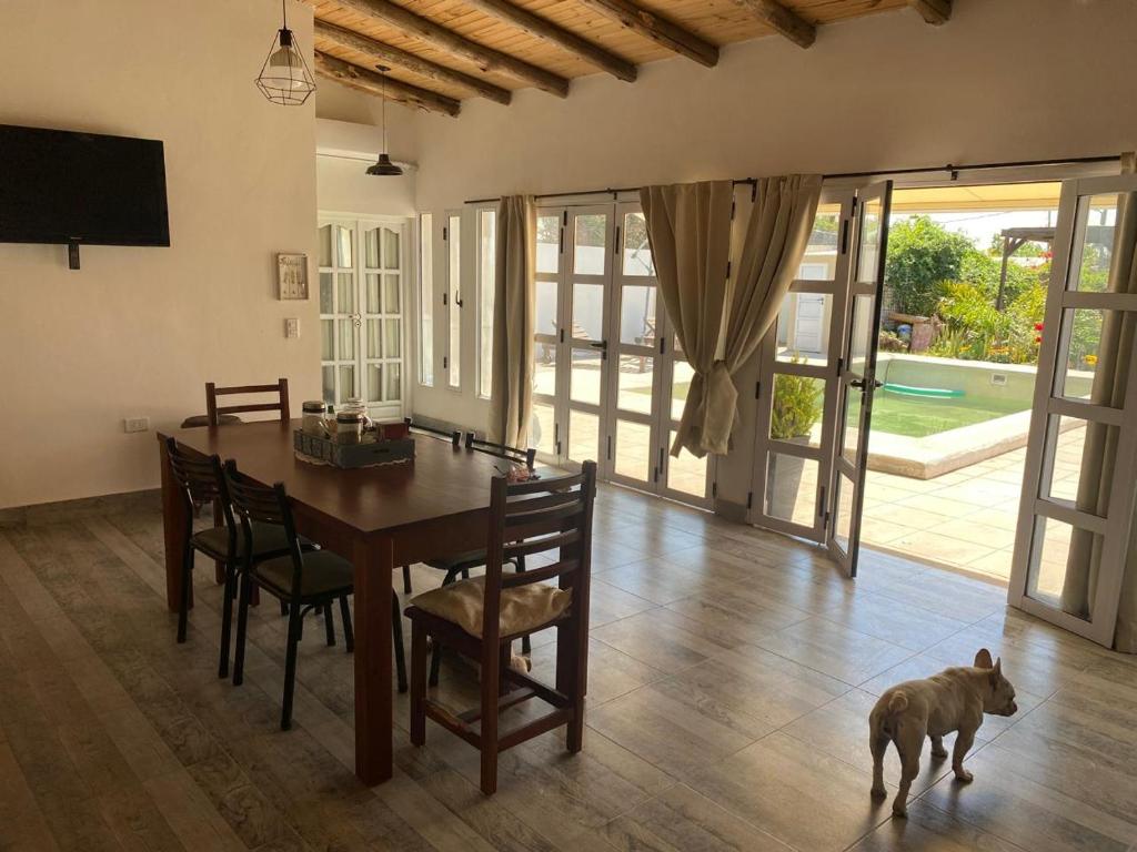 un cane in piedi in una sala da pranzo con un tavolo di Caralíhome a Esquina