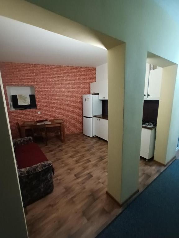 Habitación vacía con cocina y sala de estar. en Happy Day, en Telavi