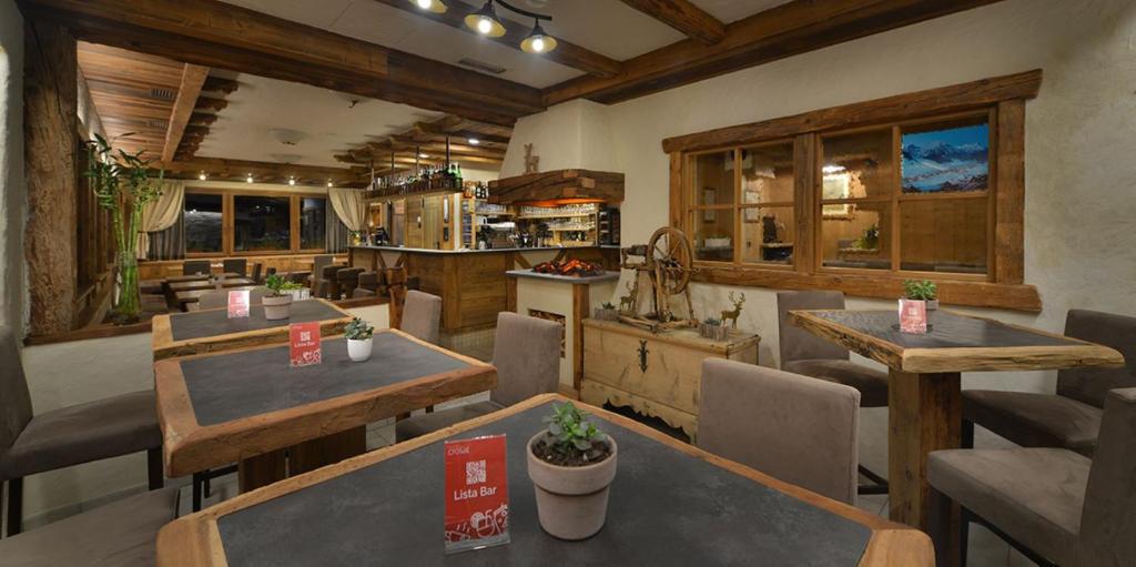 A seating area at Hotel Crosal
