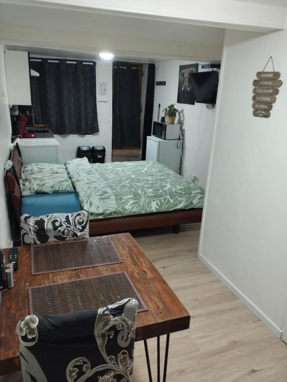 une chambre avec un lit et une table dedans dans l'établissement Studio centre ville Foix, à Foix