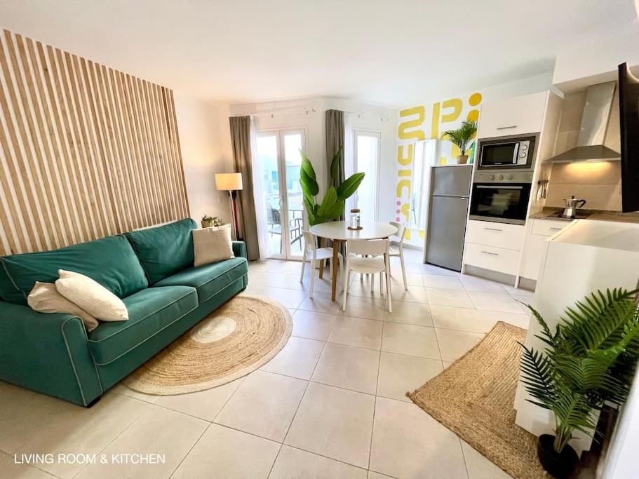A kitchen or kitchenette at La Cabanana - Apartment w pool and high-speed WiFi