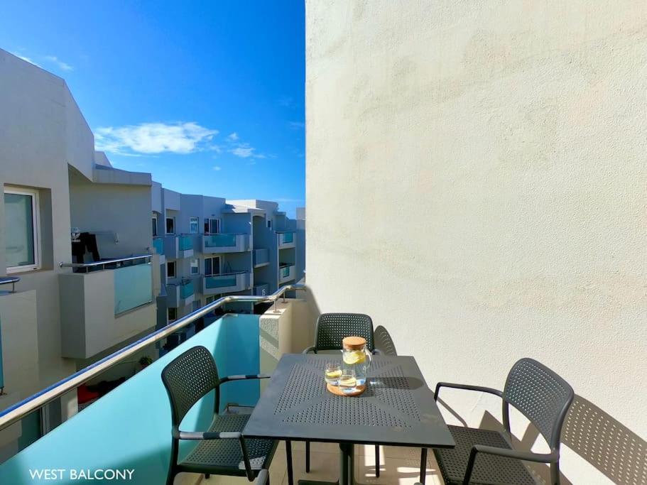 A balcony or terrace at La Cabanana - Apartment w pool and high-speed WiFi