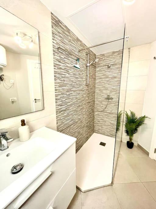 A bathroom at La Cabanana - Apartment w pool and high-speed WiFi