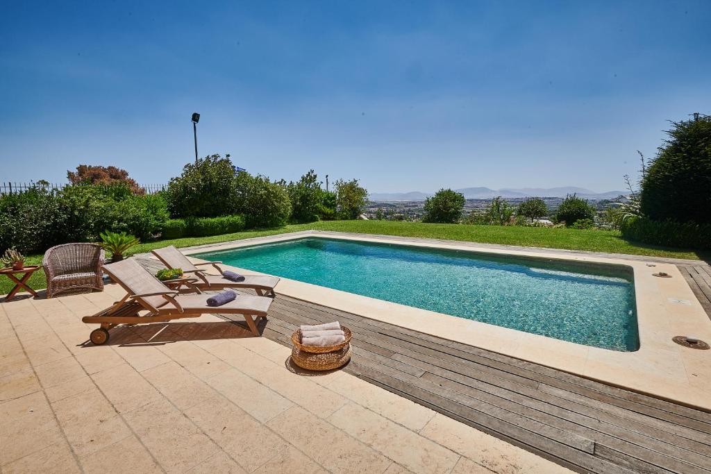 Bazén v ubytování Luxury Apartment with Pool nebo v jeho okolí