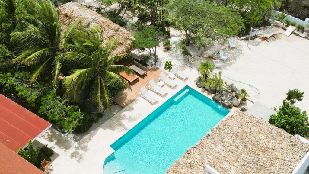 una vista aérea de una piscina junto a un complejo en Boca Beach House NEW LUX 6 Bed 6 Bath Pool Walk To Beach, en Palm-Eagle Beach