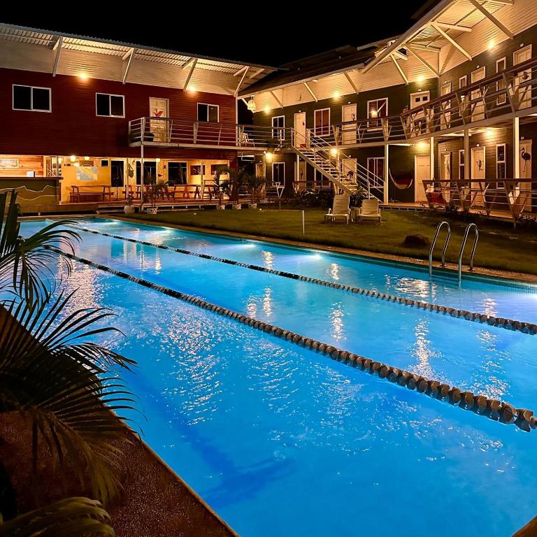 Bazén v ubytování Hotel Tama Lodge nebo v jeho okolí