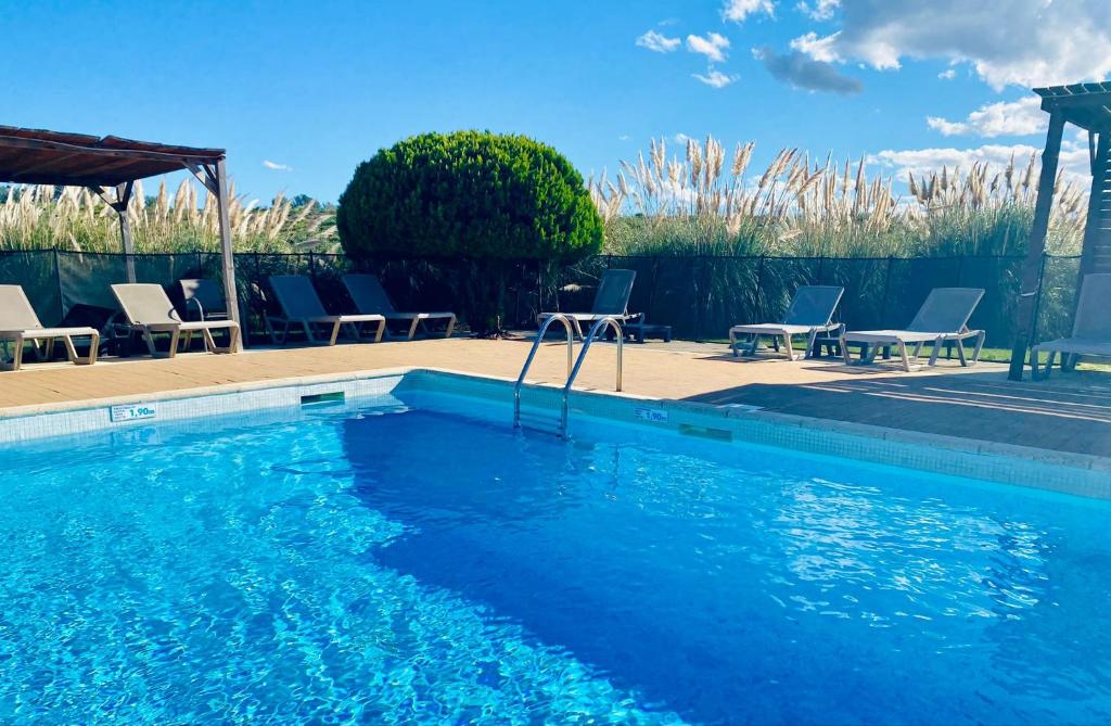 Bazén v ubytování Hôtel le Mas des Ponts d'Arles nebo v jeho okolí