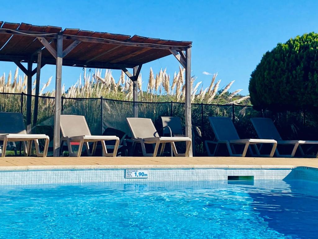 Bazén v ubytování Hôtel le Mas des Ponts d'Arles nebo v jeho okolí