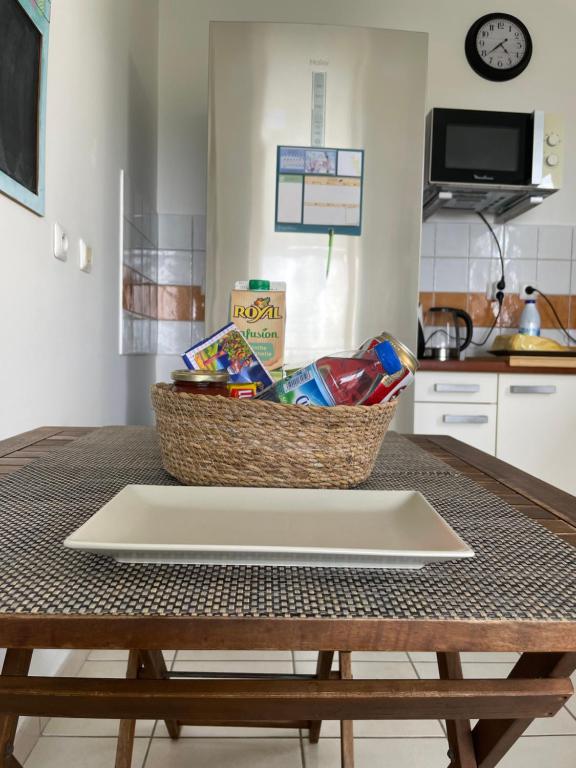 TV a/nebo společenská místnost v ubytování Appartement avec vue sur mer
