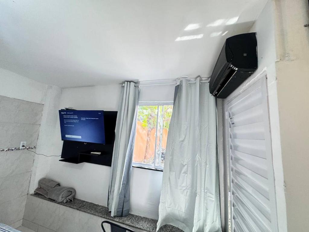 TV a/nebo společenská místnost v ubytování Ap próximo ao Arco com garagem e ar