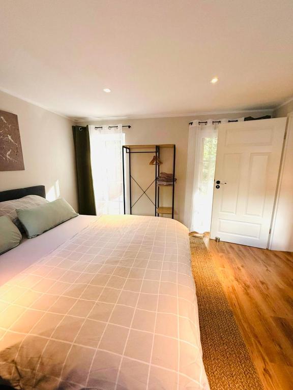 Postel nebo postele na pokoji v ubytování Appartements am alten Bahnhof in Fehrbellin Check in mit Schlüsselbox