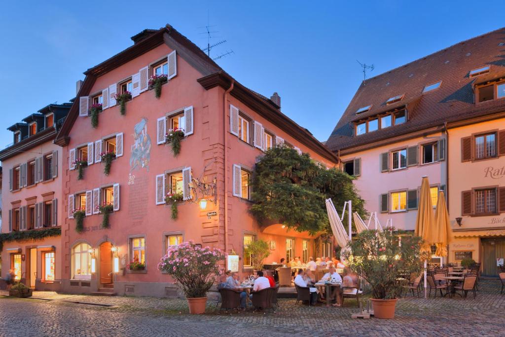 een groep mensen die voor een gebouw zitten bij Hotel der Löwen in Staufen in Staufen im Breisgau