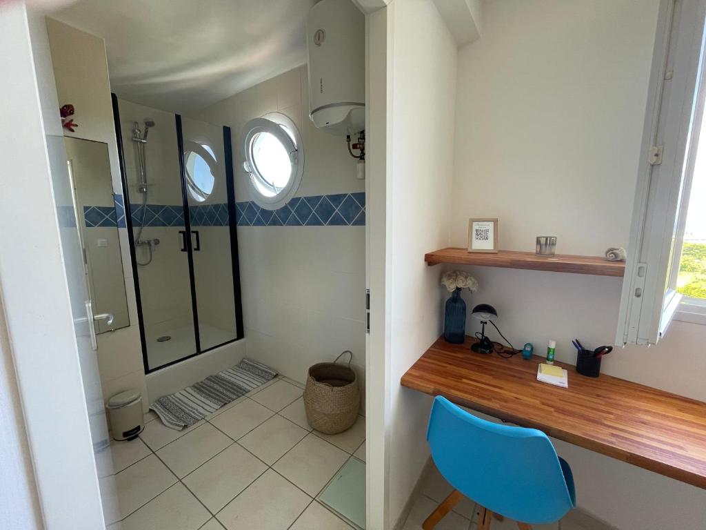 Koupelna v ubytování Appartement avec vue sur mer