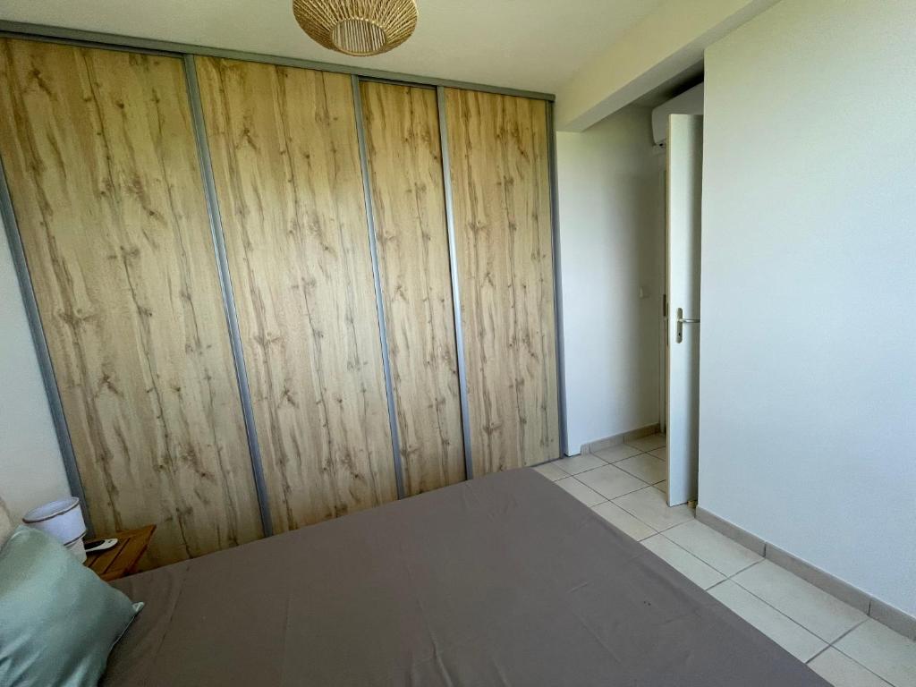 Postel nebo postele na pokoji v ubytování Appartement avec vue sur mer
