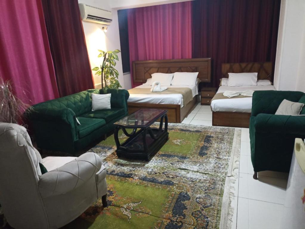 Postel nebo postele na pokoji v ubytování ALShawarbi Plaza Hotel