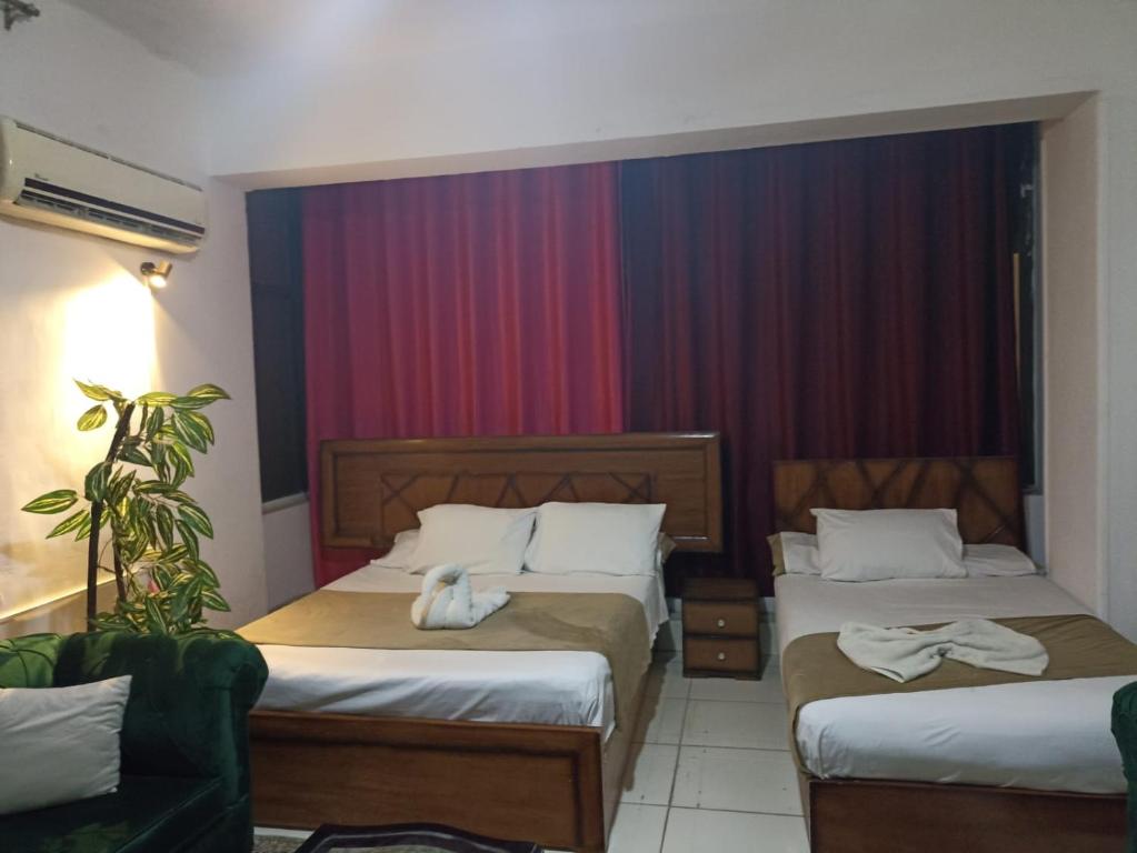 Postel nebo postele na pokoji v ubytování ALShawarbi Plaza Hotel