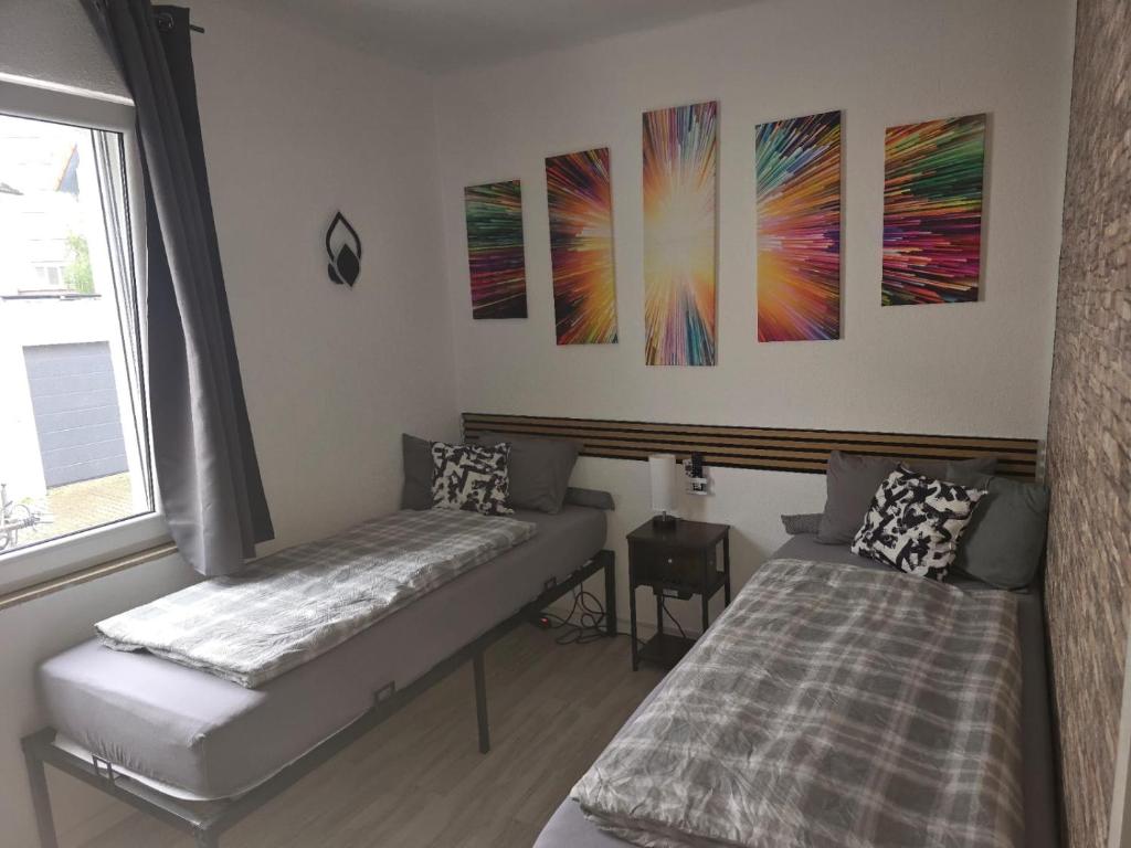 Postel nebo postele na pokoji v ubytování Zimmer mit eigenem Bad in Heidelberg