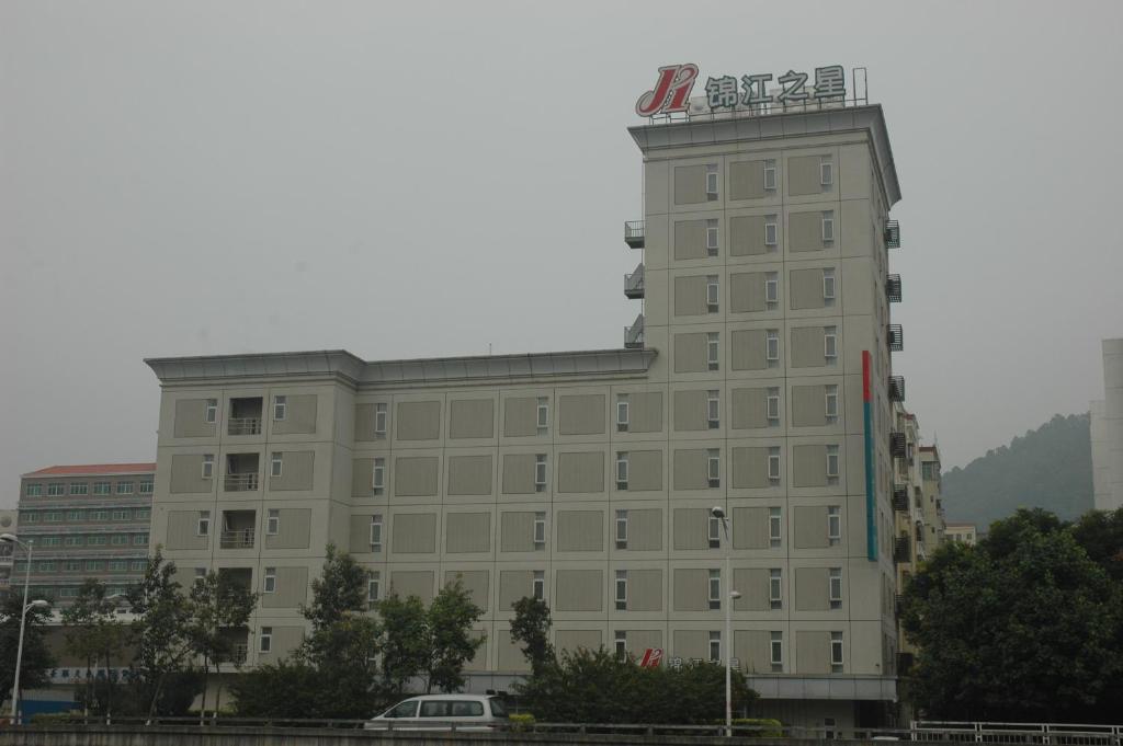 Jinjiang Inn - Shenzhen Airport في باوان: مبنى عليه لافته
