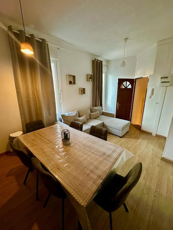 un salon avec une table et un canapé dans l'établissement Etoile, à Ault