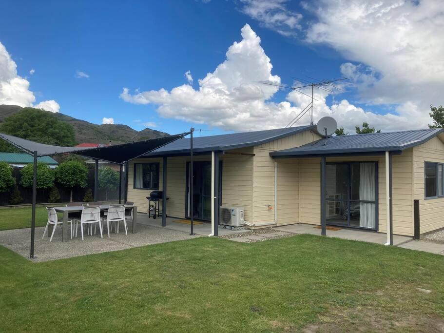 Sunny Escape in Old Cromwell - Resim 1