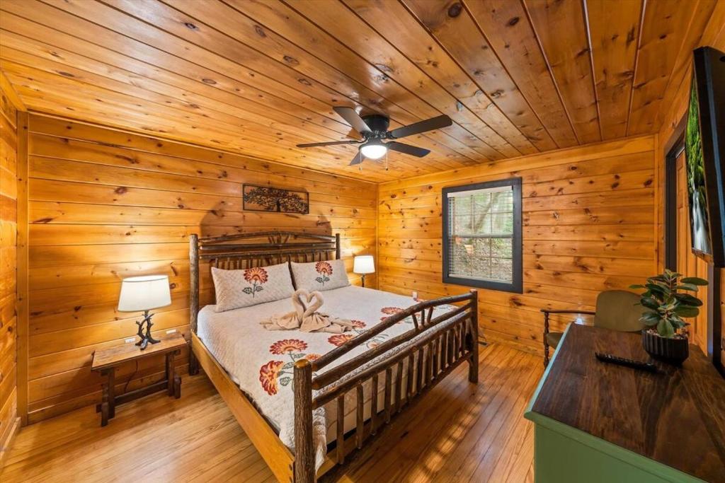 Postel nebo postele na pokoji v ubytování Dreaming Tree Cabin
