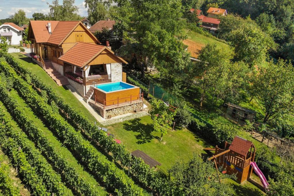 Vonkajšia záhrada v ubytovaní Rustic Cottage With Heated Pool - Happy Rentals