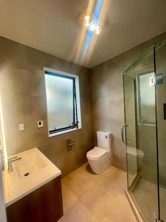 Scott point private entry flat offers the entire living room, bedroom and ensuite, parking available - Resim 3