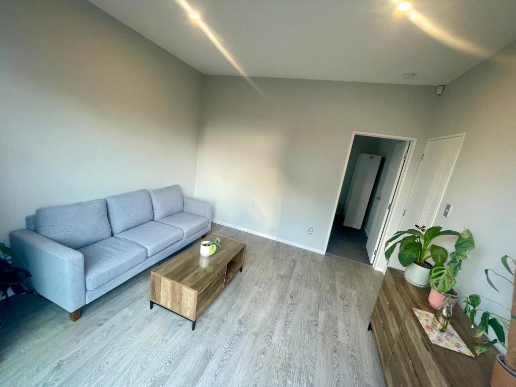 Scott point private entry flat offers the entire living room, bedroom and ensuite, parking available - Resim 12