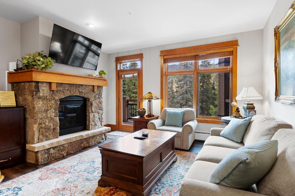 ein Wohnzimmer mit Sofa und Kamin in der Unterkunft Lone Eagle 3017 in Keystone