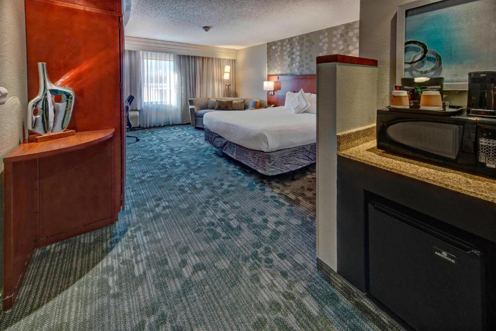 Courtyard by Marriott Alexandria - 特大号床间 - 带沙发床