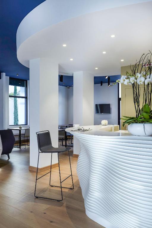 TV a/nebo společenská místnost v ubytování Hôtel In Situ