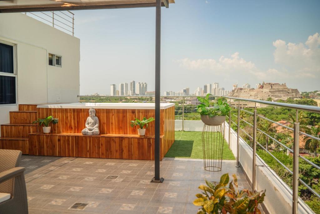 Bahia 79 Apartasuites Cerca al Centro的阳台或露台