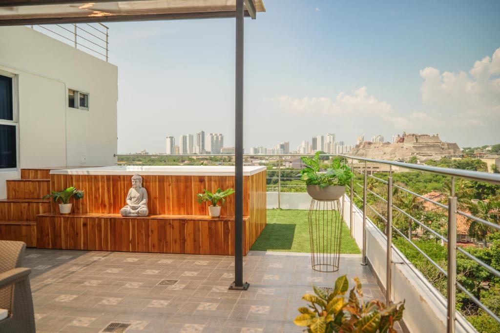Bahia 79 Apartasuites Cerca al Centro的阳台或露台