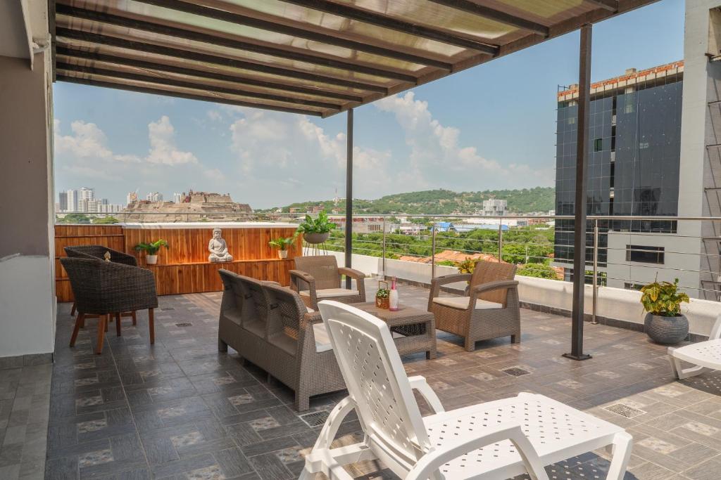 卡塔赫纳Bahia 79 Apartasuites Cerca al Centro的阳台配有桌椅,享有城市美景。
