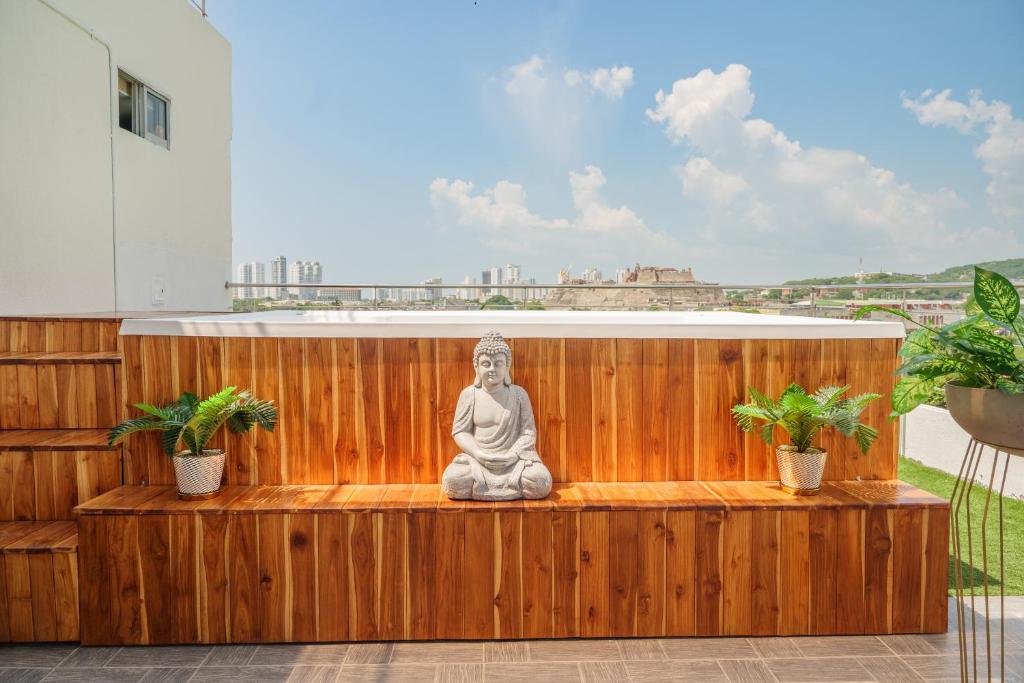 Bahia 79 Apartasuites Cerca al Centro的阳台或露台
