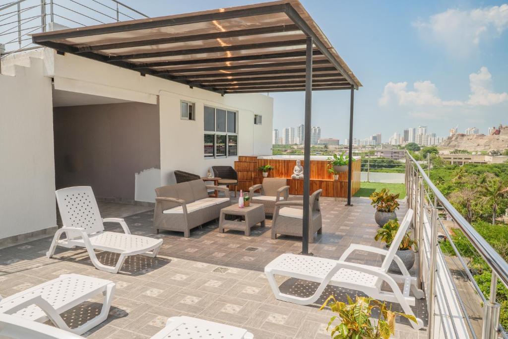 Bahia 79 Apartasuites Cerca al Centro的阳台或露台