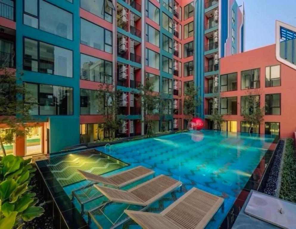 a swimming pool in the middle of a building at Cybiq Ratchada 32 by Pikul in Bangkok