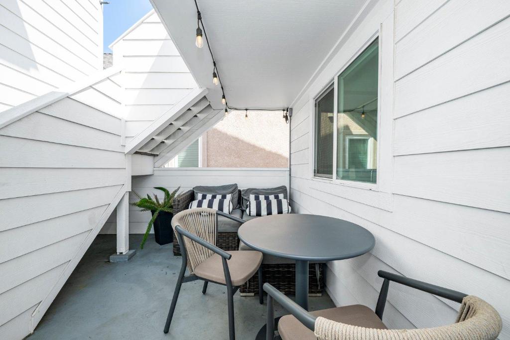 un pequeño patio con mesa y sillas en Perfect Surf Casa in Newport Near Beach and Pier, en Newport Beach