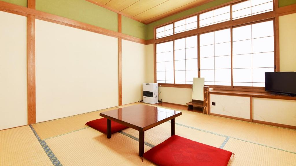 TV a/nebo společenská místnost v ubytování 関温泉 吉野屋温泉旅館