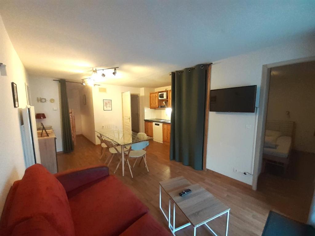 un salon avec un canapé et une table dans l'établissement Appartement cosy 8 pers avec coin nuit, terrasse et WiFi à Valfréjus - FR-1-561-123, à Modane