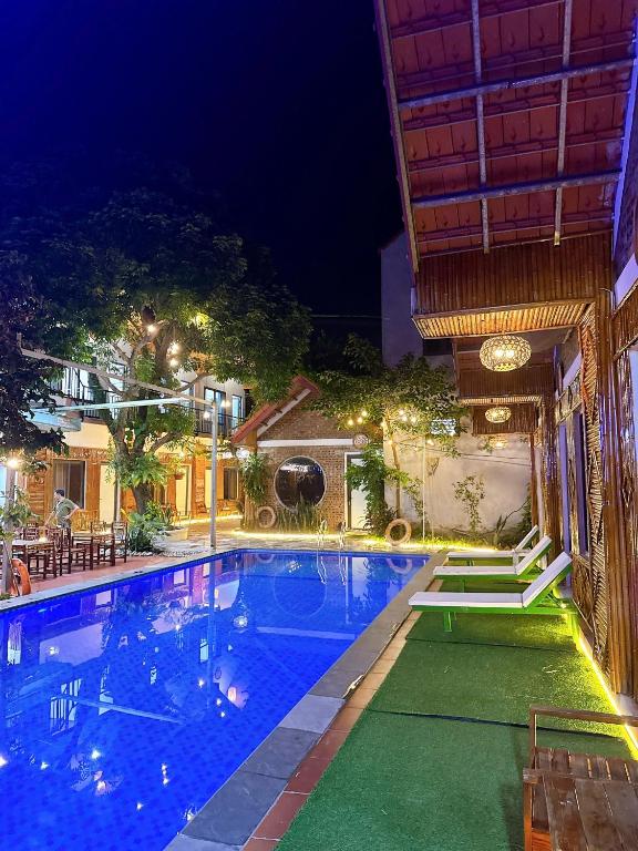 ニンビンにあるTam Coc Charming Bungalowの夜の建物内のスイミングプール