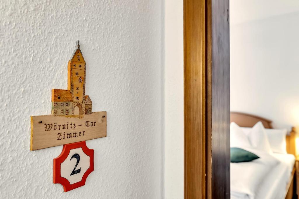 Postel nebo postele na pokoji v ubytování Hotel und Bistrorant Dinkelsbühler Kunst Stuben