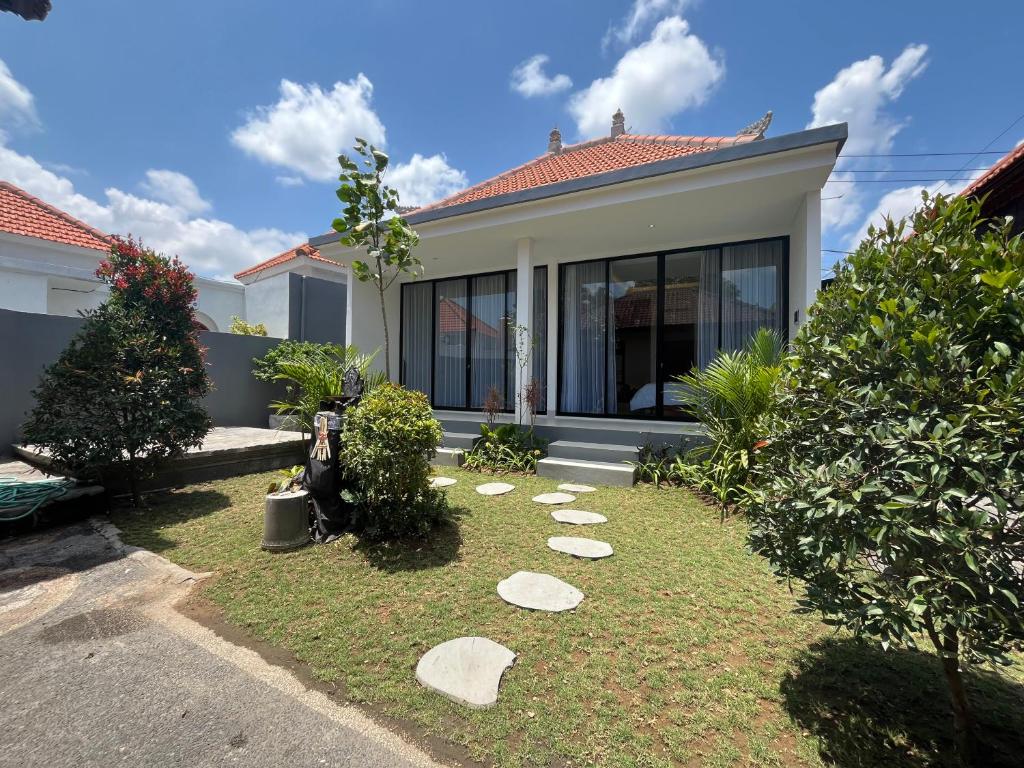 Κήπος έξω από το Clara Guest House Canggu