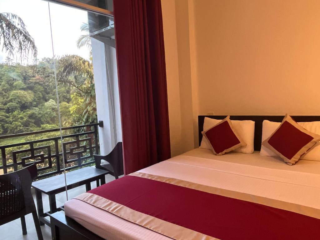 Postel nebo postele na pokoji v ubytování Kandy Rivers Edge Nature Resort